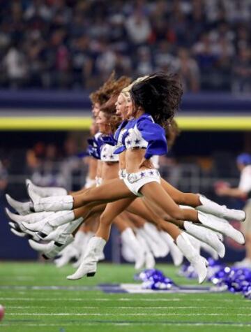 Las cheerleaders de los Dallas Cowboys durante el partido de su equipo y los Chicago Bears.