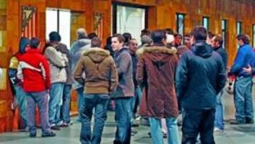 <b>SIEMPRE FIELES. </b>Aficionados del Atlético renuevan sus abonos en las oficinas del Vicente Calderón.