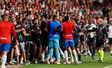 Tuvieron que salir efectivos de seguridad y otros jugadores a parar la trifulca.