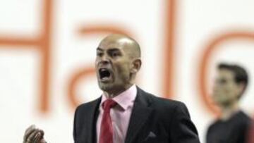 El entrenador del Rayo Vallecano, Paco Jémez, durante el encuentro frente al Osasuna correspondiente a la trigésimo tercera jornada de la Liga de Primera División que se juega hoy en el Campo de Fútbol de Vallecas.