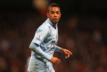 El fichaje de Robinho por el Manchester City en 2008, procedente del Real Madrid, no fue sólo un traspaso llamativo: marcó un antes y un después en la historia del club y del fútbol europeo. Aunque su rendimiento fue irregular, Robinho aportó visibilidad internacional inmediata, convirtiéndose en la cara del nuevo proyecto. Además del inicio del reclutamiento de estrellas, que más tarde incluiría a Agüero, David Silva, Yayá Touré, De Bruyne, etc.
