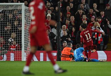 2-0. Mohamed Salah marca el segundo tanto tras el error en el control de Thibaut Courtois.