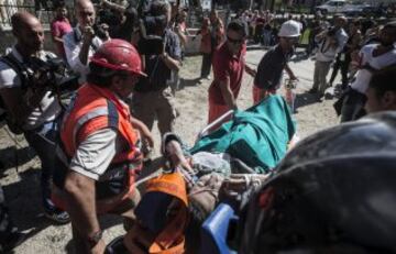 ITA48 FONTE DEL CAMPO (ITALIA), 24/08/2016.-Miembros de los servicios de emergencia ayudan a uno de los supervivientes del terremoto en la localidad de Fonte del Campo, cerca de Accumoli en el centro de Italia, hoy, 24 de agosto de 2016. Al menos 62 personas han muerto y decenas siguen aún desaparecidas tras el terremoto de 6 grados en la escala Ritcher ocurrido hoy en el centro de Italia, según los datos recogidos por los medios de comunicación italianos que se encuentran en los lugares afectados. EFE/Angelo Carconi