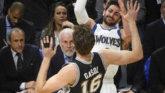 MSP01. MINNEAPOLIS (EE.UU.), 21/03/2017.- El jugador Ricky Rubio (d) de Minnesota Timberwolves en acci&oacute;n ante Pau Gasol (i) de San Antonio Spurs hoy, martes 21 de marzo de 2017, durante un juego entre San Antonio Spurs y Minnesota Timberwolves de la NBA, que se disputa en el Target Center, en Minneapolis, Minnesota (Estados Unidos). EFE/CRAIG LASSIG