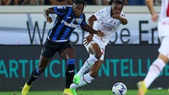 Bergamo (Italy), 21/08/2022.- Atalanta's Duvan Zapata and Milan'Äôs Pierre Kalulu in action during the Italian Serie A soccer match Atalanta BC vs AC Milan at the Gewiss Stadium in Bergamo, Italy, 21 August 2022. (Italia) EFE/EPA/PAOLO MAGNI
