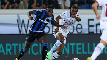 Bergamo (Italy), 21/08/2022.- Atalanta's Duvan Zapata and Milan'Äôs Pierre Kalulu in action during the Italian Serie A soccer match Atalanta BC vs AC Milan at the Gewiss Stadium in Bergamo, Italy, 21 August 2022. (Italia) EFE/EPA/PAOLO MAGNI