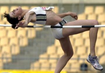 La atleta Ruth Beitia, plusmarquista española de salto de altura, durante uno de los saltos efectuados en la Reunión Atlética de Sevilla 2003, donde consiguió un nuevo record nacional con un salto de 1,95 metros.