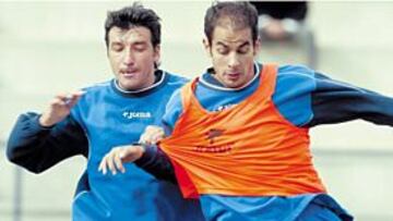 <b>GARRA EN EL ENSAYO. </b>Cubillo y Cotelo pugnan en el entrenamiento de ayer.