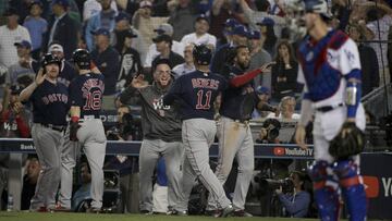 Los Red Sox se sobrepusieron a un d&eacute;ficit de cuatro carreras y remontaron para alcanzar el tercer triunfo de la novena en la Serie Mundial.