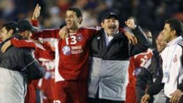 <b>ALEGRÍA.</b> El Etoile celebra su histórico pase a semifinales donde jugarán ante Boca.