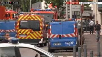 Dos hombres armados han secuestrado a cinco personas en una iglesia de Saint Etienne du Rouvray (Normand&iacute;a) y tras matar a uno de sus reh&eacute;nes han sido abatidos por la polic&iacute;a.