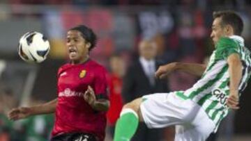 Nacho disputa un balón con el mallorquinsta Giovani.