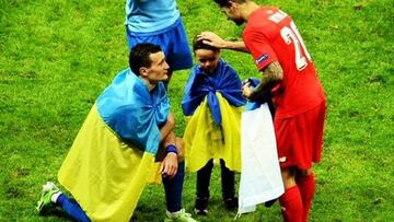 Vitolo consoló al hijo de un rival tras la final de Varsovia