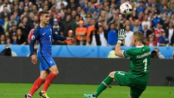  Antoine Griezmann (L) of France scores his team&#039;s fourth goal past Hannes Halldorsson (R) of Iceland 