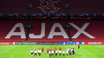 Los jugadores del Benfica se entrenan en el Johan Cruijff Arena de Amsterdam.