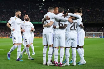 0-1. Los jugadores del Real Madrid celebran el primer tanto que consiguen en el minuto 8 de partido.
