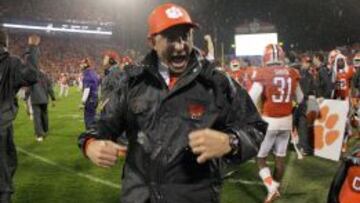 El entrenador de Clemson, Dabo Swinney, celebra la victoria de su equipo frente a Notre Dame.