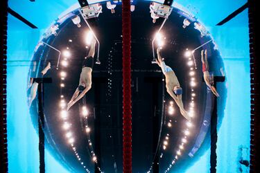 Esta fotografía tan original como futurista está tomada desde una cámara robótica subacuática, que muestra
a la vez el interior de la piscina y el exterior de la superficie del agua. La imagen corresponde a la prueba de 100
metros mariposa masculino S13 durante los Juegos Paralímpicos de París 2024 en el Paris La Defense Arena.