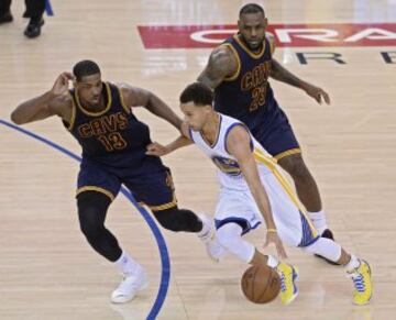 El jugador de los Cavaliers LeBron James y Stephen Curry, de los Warriors,  durante el segundo partido de la serie final de la NBA