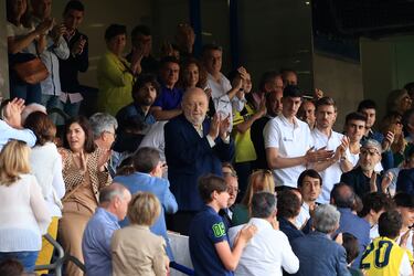 La afición del Villarreal aplaude a Llaneza en el Estadio de la Cerámica en mayo de 2022 por su regresó al estadio después de tres meses en el hospital y en casa por la leucemia.