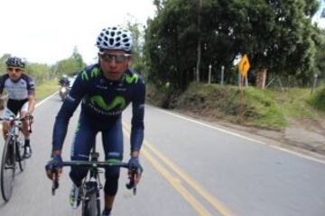 Nairo Quintana hizo un recorrido de casi 400 kil&oacute;metros por Boyac&aacute;. No es nada raro, son las carreteras de su tierra que conoce como la palma de su mano y en las que siempre entrena. Lo diferente esta vez fue que lo hizo ante los ojos de la prensa. Fue un recorrido lleno de expectativa por ver al ciclista que har&aacute; so&ntilde;ar a Colombia en el Tour de Francia y en el que tambi&eacute;n hubo un momento para parar a comer una rica arepa boyacense.