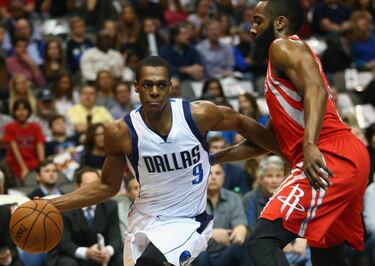 El último integrante del anillo de 2008 salió de los Celtics rumbo a Dallas en lo que parecía un movimiento magistral por parte de los texanos. Brad Stevens se deshacía del último hombre que le impedía reconstruir a su antojo y Rondo se iba a un supuesto candidato: todos ganaban. Sin embargo, los problemas entre el, base y Rick Carlisle acabaron con el primero fuera de la franquicia y con el entrenador dándole la titularidad a José Juan Barea en mitad de la serie contra los Rockets, en primera ronda (derrota de los Mavs por 4-1), y de asegurar que Rondo no volvería a jugar. La cosa acabó mal, eso está claro