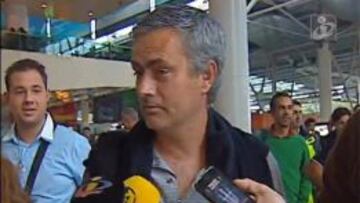 Jose Mourinho atiende a los medios de comunicación a su llegada al aeropuerto de Lisboa.