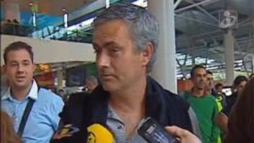 Jose Mourinho atiende a los medios de comunicaci&oacute;n a su llegada al aeropuerto de Lisboa.