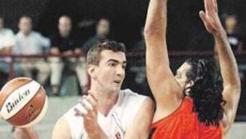 <b>NO FUE SUFICIENTE. </b>La intimidación de Sinanovic (2,21) no sirvió al Real Madrid para ganar.