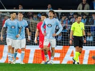 Los jugadores del Celta se lamentan tras encajar gol ante el Lyon.