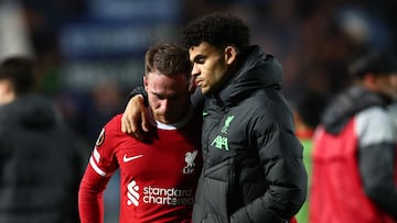 Alexis Mac Allister y Luis Díaz tras la eliminación de Liverpool de la Europa League.