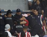 Violencia sin freno: Afición ataca a jugadores de Chivas con cemento en el Jalisco