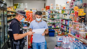 Un agente de la Polic&iacute;a Local reparte carteler&iacute;a con informaci&oacute;n sobre la normativa anticovid-19
 AYTO DE ROQUETAS DE MAR
 10/08/2020