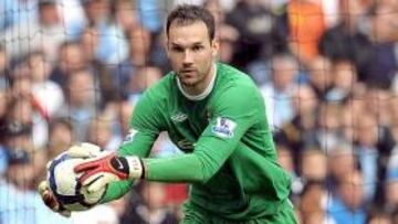 <b>EN EL CITY. </b>Marton Fulop saca de puerta durante un partido disputado con el Manchester City.