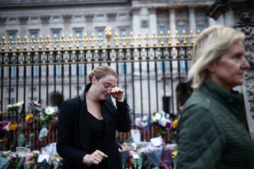 Miles de personas se han acercado al palacio de Buckingham para despedirse de la reina Isabel II.