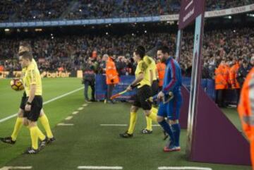 Messi en la salida al campo. 