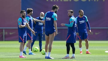 Messi, Piqu&eacute;, Jordi Alba y Sergi Roberto, en un entrenamiento.