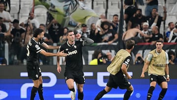 Soccer Football - UEFA Champions League - Juventus v Borussia Dortmund - Allianz Stadium, Turin, Italy - September 16, 2025 Juventus' Dusan Vlahovic celebrates scoring their second goal with Juventus' Joao Mario REUTERS/Alberto Lingria