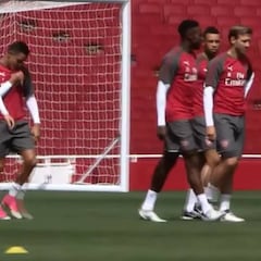 ¿Fue una broma? El 'beso' de Alexis al escudo del Arsenal