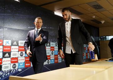 Emilio Butragueño y el delantero francés, Karim Benzema, entrando en la sala de prensa.