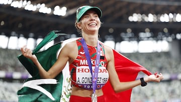 TOKYO (Japan), 19/09/2025.- Silver medalist Alegna Gonzalez of Mexico celebrates with her medal after the Women's 20 Kilometres Race Walk at the World Athletics Championships 2025 in Tokyo, Japan, 20 September 2025. (Mundial de Atletismo, marcha, Japón, Tokio) EFE/EPA/FRANCK ROBICHON