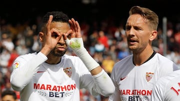 En Nesyri, junto a De Jong.