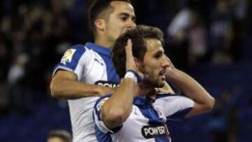 El delantero uruguayo del Espanyol Christian Stuani (d) celebra con su compañero Lucas Vázquez.