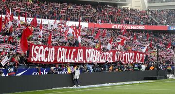 Pancarta de los aficionados del Atlético de Madrid en honor al Isacio Calleja. 