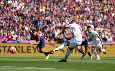 Kylian Mbappé durante el lanzamiento de penalti que supuso el 0-1. 