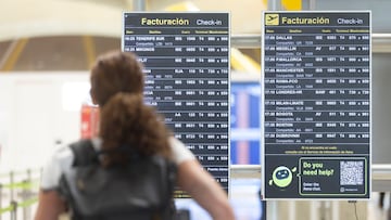 Una bolsa persona observa las pantallas informativas, en el Aeropuerto Adolfo Suárez Madrid-Barajas, a 1 de agosto de 2025, en Madrid (España). Las aerolíneas han programado 28.466 vuelos en los aeropuertos de la red española de Aena para este fin de semana, entre el jueves 31 de julio y el domingo 3 de agosto, algo menos que un año antes (28.681), cuando el mes comenzó el jueves. El día con más vuelos programados será el sábado, 2 de agosto, cuando hay previstos 7.176 operaciones, seguido del domingo, con 7.129 programadas. Para el jueves se han programado 7.087 y para el viernes unos 7.074.
01 AGOSTO 2025;AEROPUERTO;BARAJAS;AENA;VUELOS;VACACIONES;OPERACIÓN SALIDA;MALETA;
Eduardo Parra / Europa Press
01/08/2025