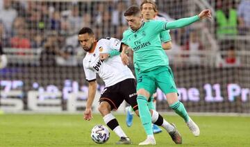 Fede Valverde se lleva el balón ante el francés Coquelin en un lance de la semifinal que el Madrid ganó al Valencia (3-1) el pasado miércoles.