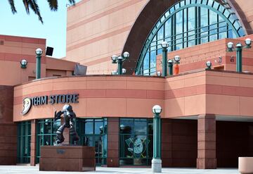 La mascota  Wild Wing ene l Honda Center situado en California, Estados Unidos. 

