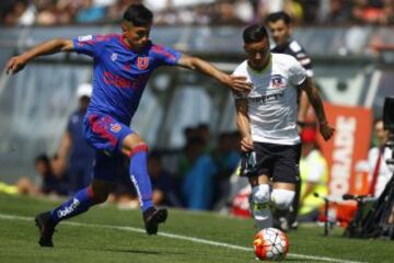El jugador de Colo Colo Martin Rodriguez, derecha, disputa el balon con Mario Briceno de Universidad de Chile durante el partido de primera division en el estadio Monumental de Santiago, Chile.