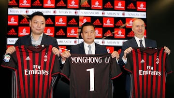 David Han Li, Yonghong Li  y Marco Fassone posan ante los medios